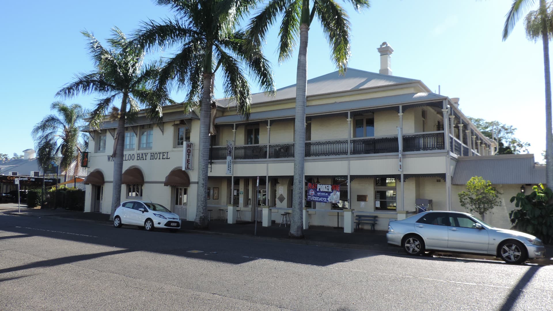 Waterloo Bay Hotel (via Wikimedia Commons, CC BY 4.0)