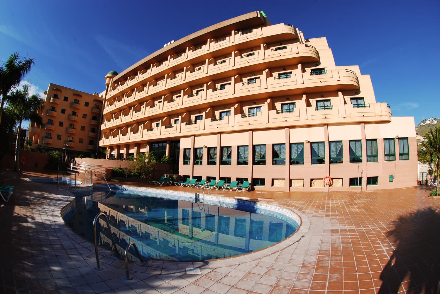 Hotel Victoria Playa (via Wikimedia Commons, CC BY-SA 2.0)