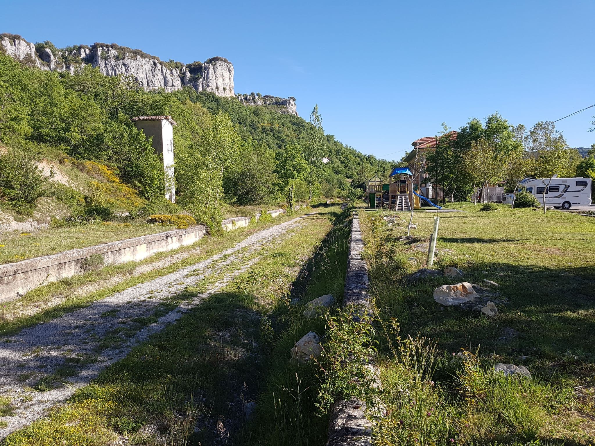 Street view near Área de Descanso Pedrosa, Espinosa de los Monteros — © bernardvoyageur (CC BY-SA · Mapillary)
