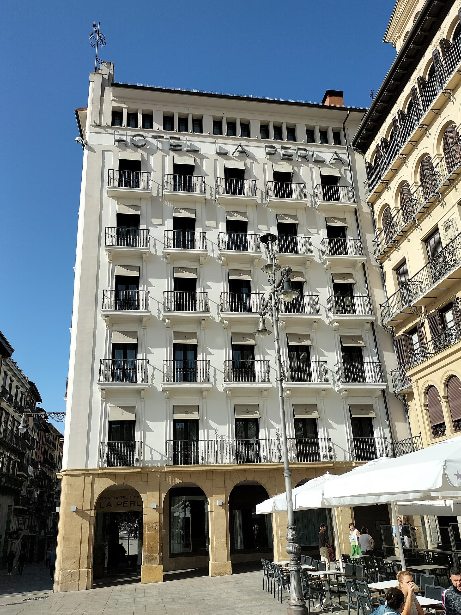 Gran Hotel La Perla (via Wikimedia Commons, CC BY-SA 3.0)
