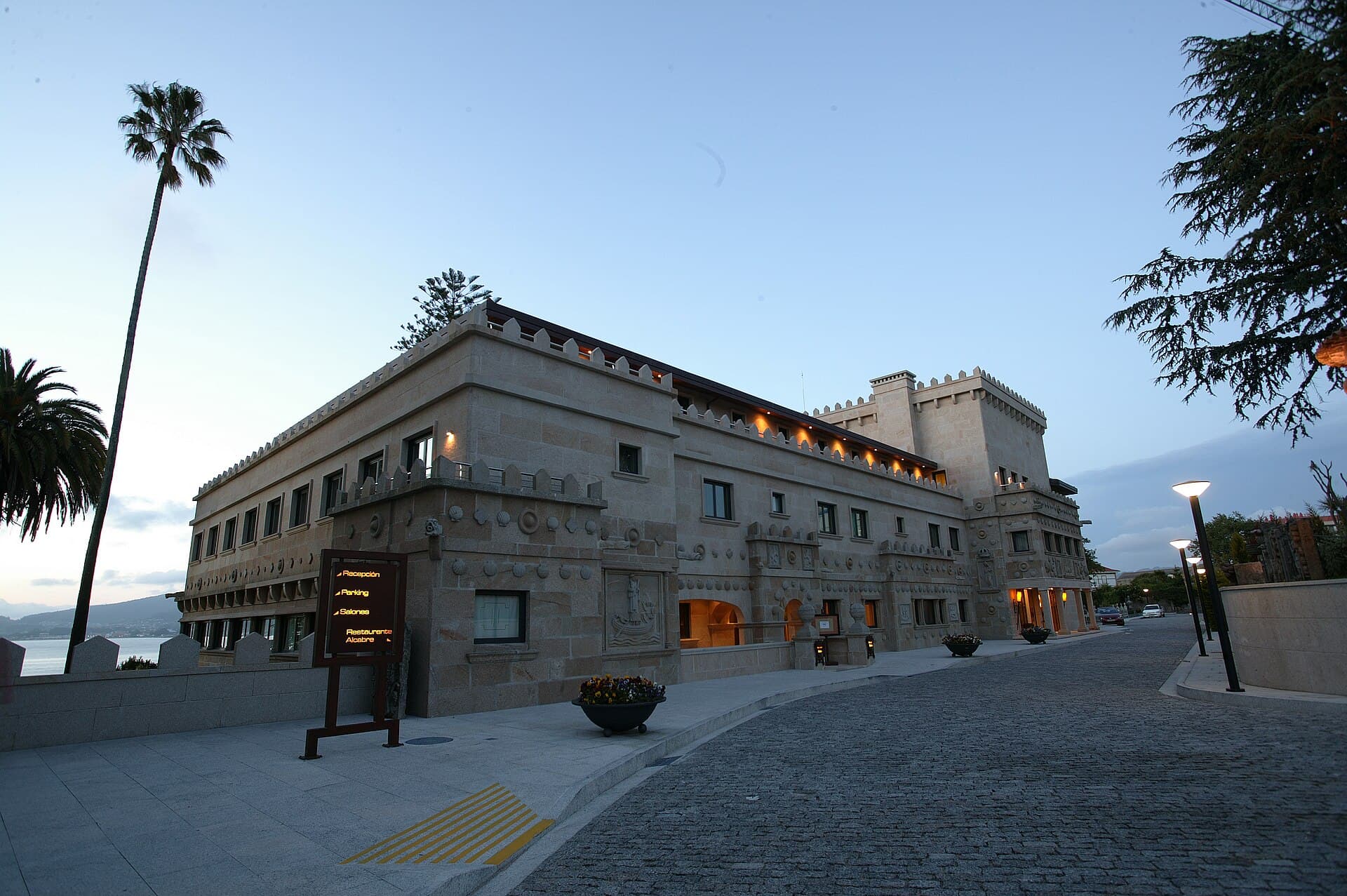 Hotel Pazo Los Escudos (via Wikimedia Commons, Public domain)