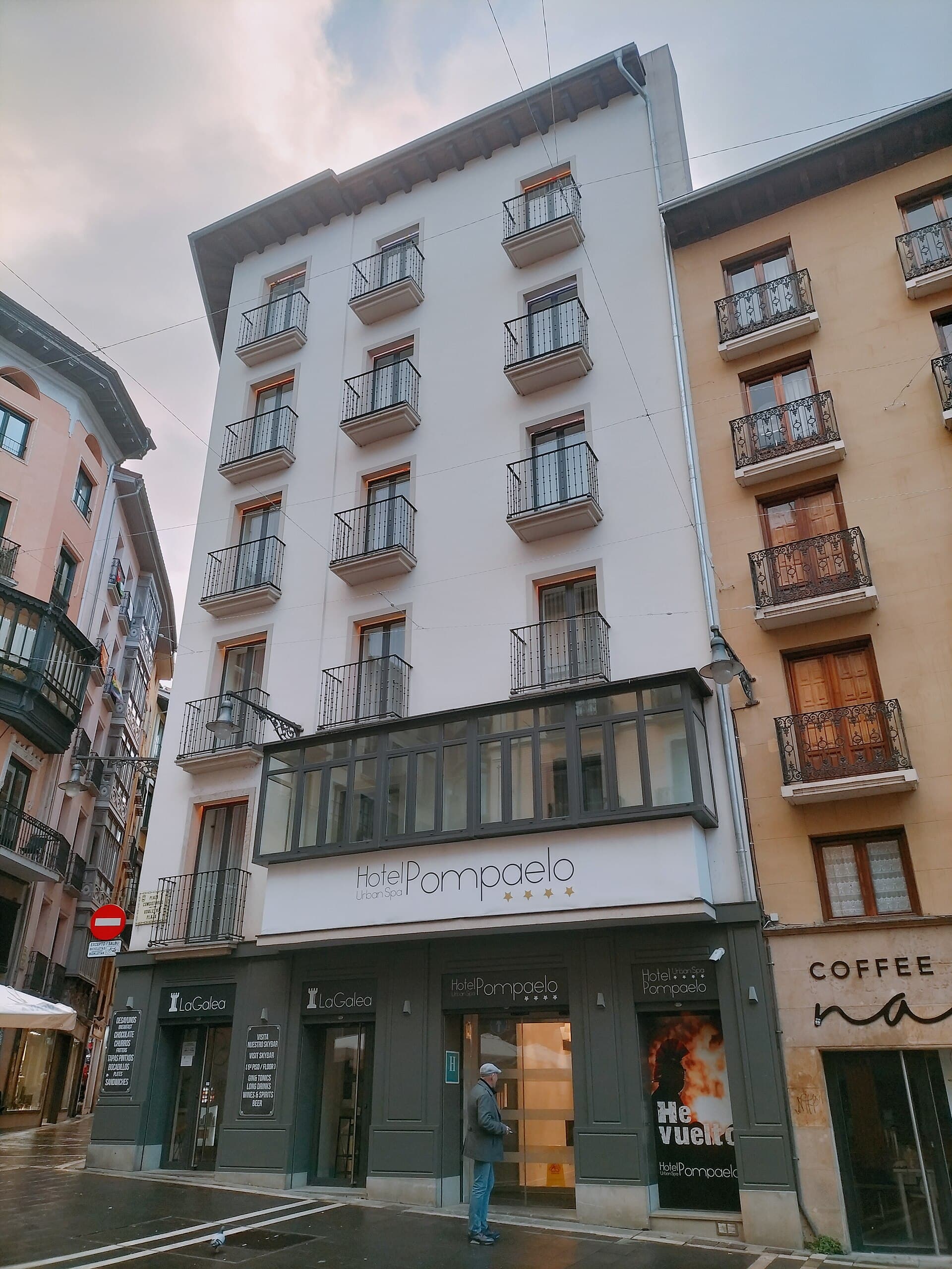Hotel Pompaelo Urban Spa (via Wikimedia Commons, CC BY-SA 3.0)