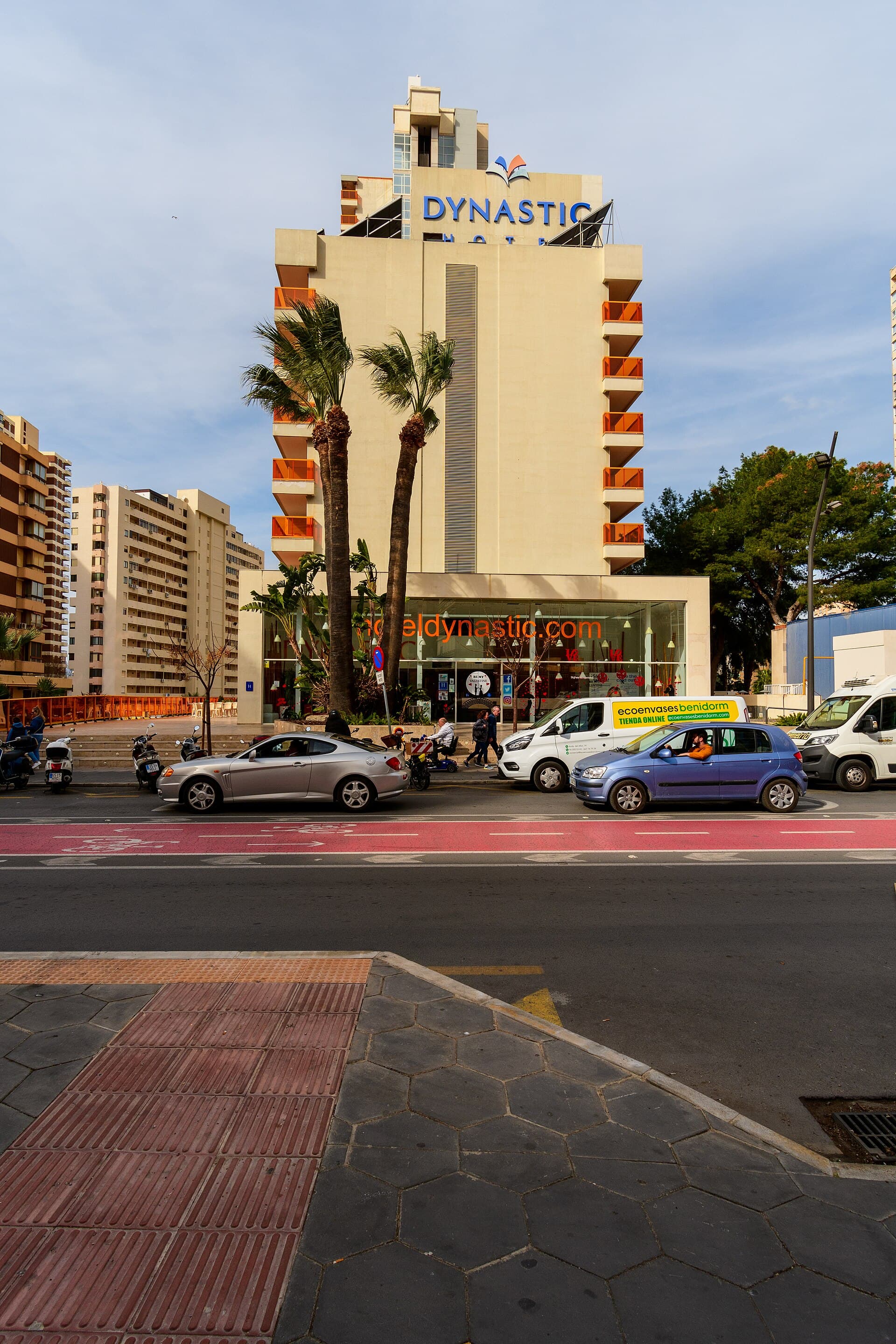 Hotel Dynastic (via Wikimedia Commons, CC0)