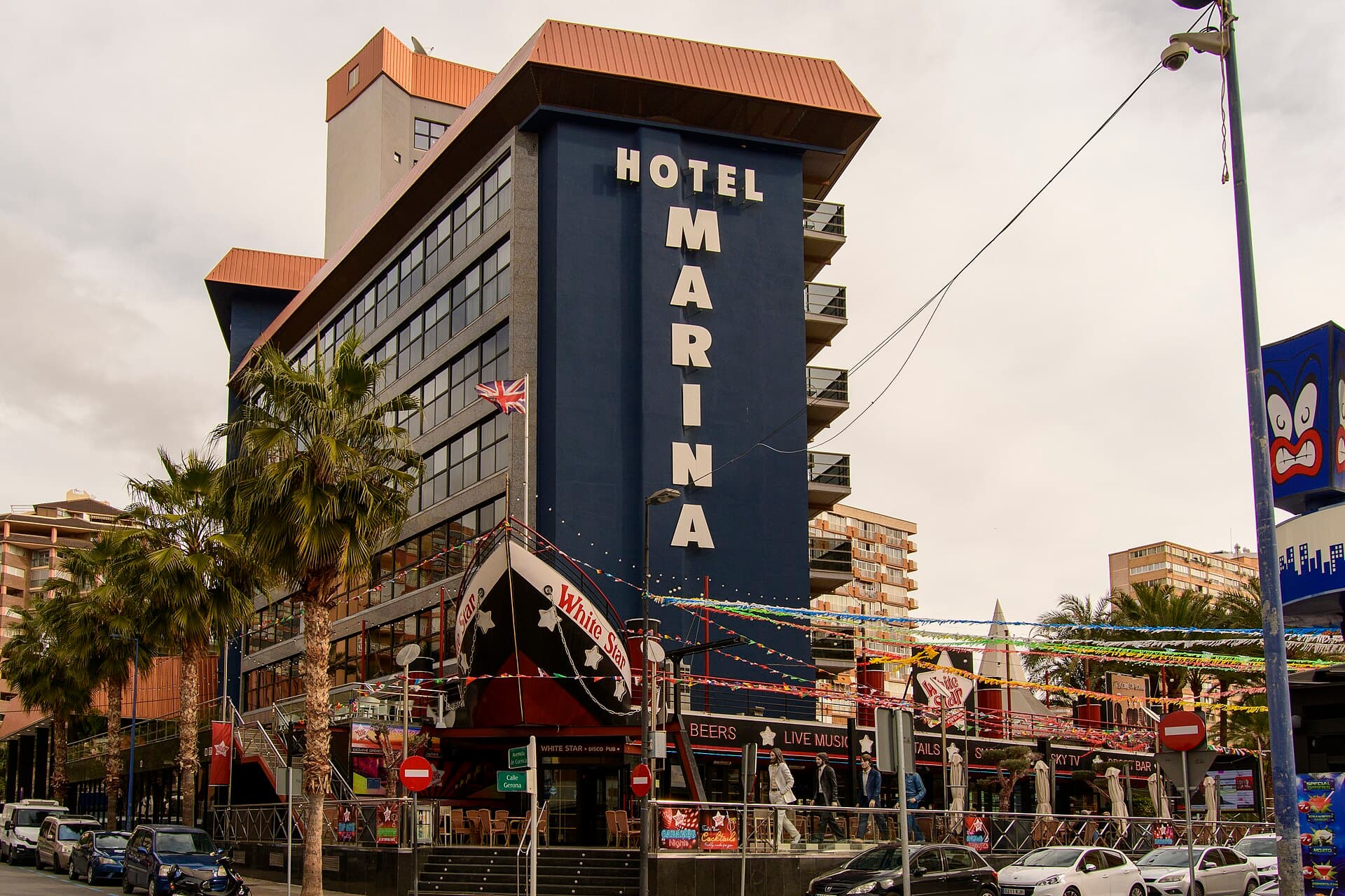 Hotel Marina (via Wikimedia Commons, CC0)
