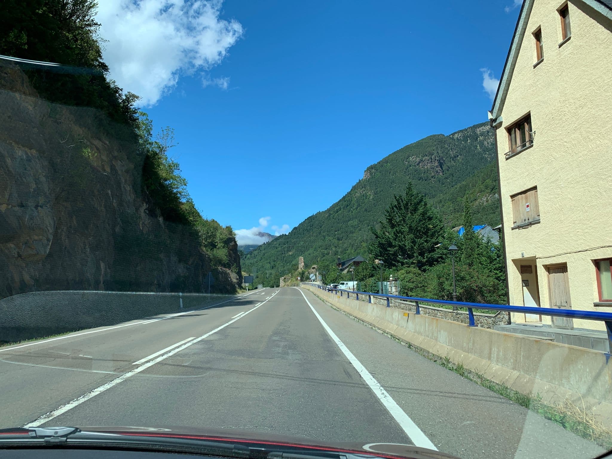 Street view near Albergue-Refugio Sargantana, Jaca — © robot8a (CC BY-SA · Mapillary)