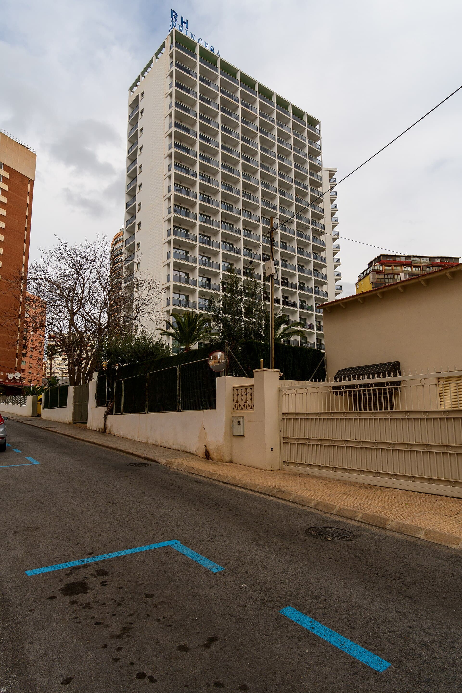 Hotel RH Princesa (via Wikimedia Commons, CC0)