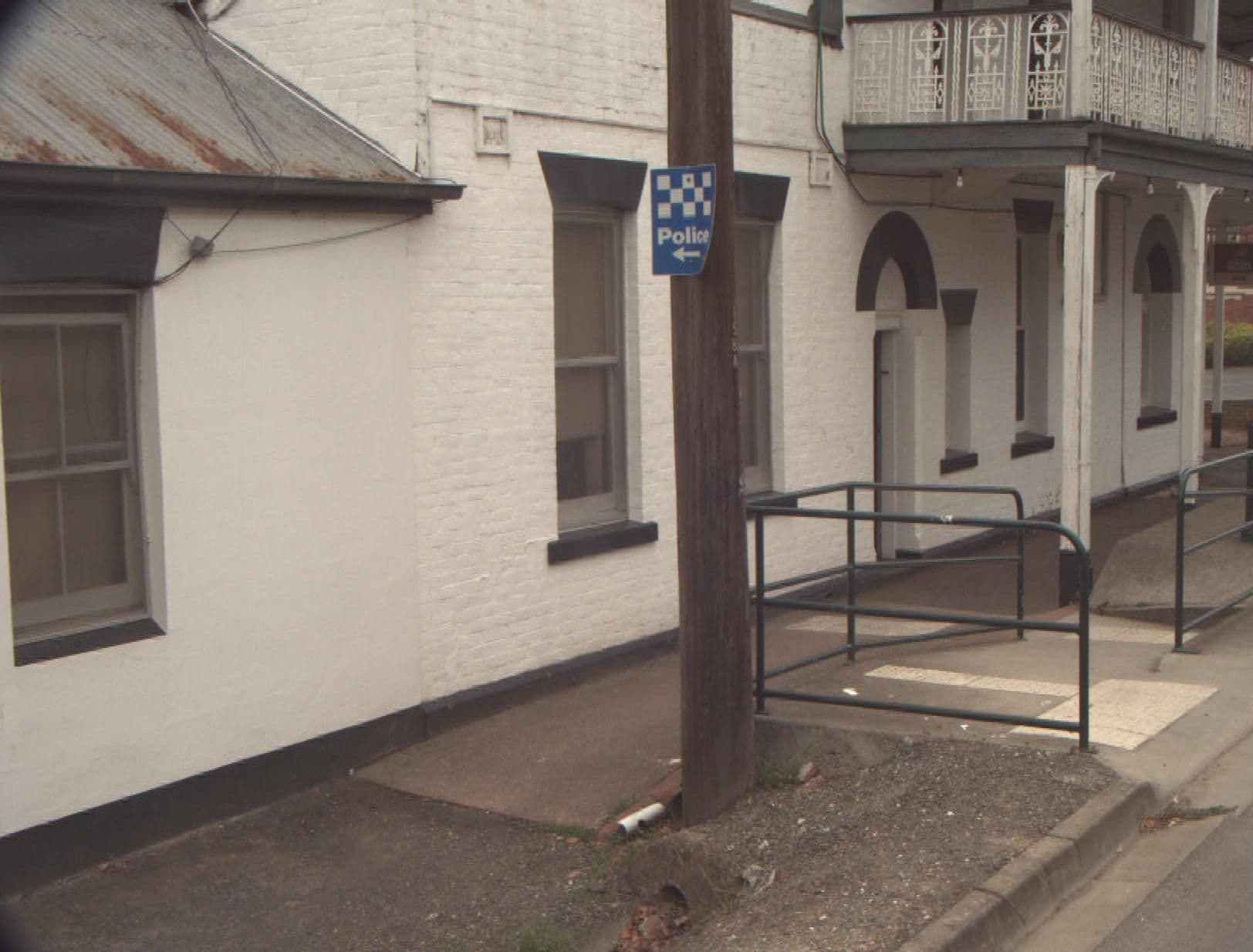 Street view near Alexandra Hotel, Alexandra — © vicroads (CC BY-SA · Mapillary)