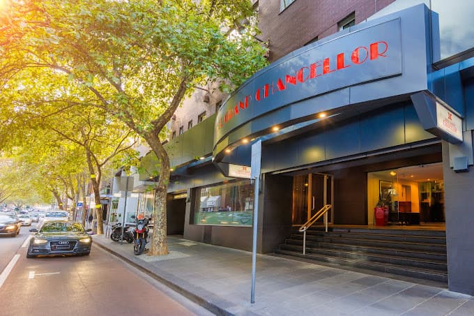 Hotel Grand Chancellor Melbourne (via Wikimedia Commons, CC0)