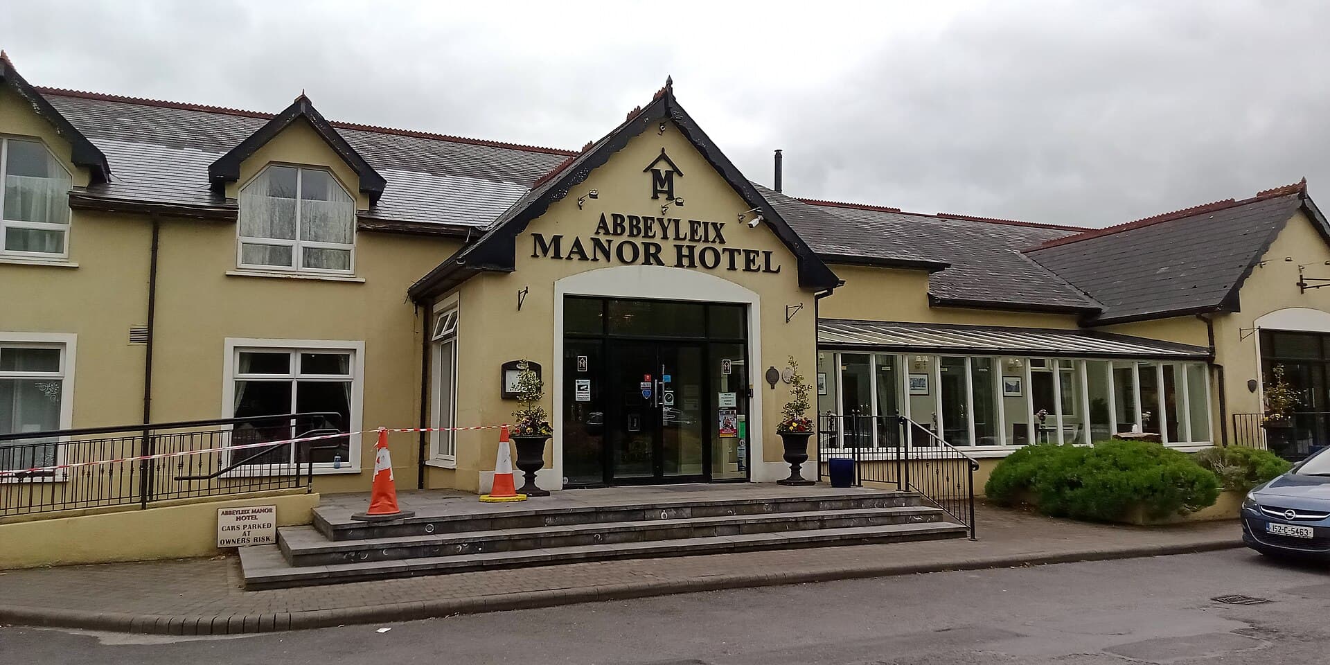 Abbeyleix Manor Hotel (via Wikimedia Commons, CC0)