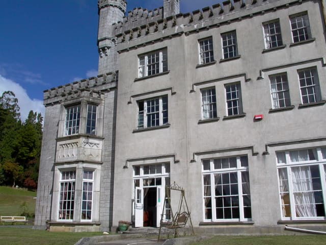 Glenart castle (via Wikimedia Commons, CC BY-SA 2.0)