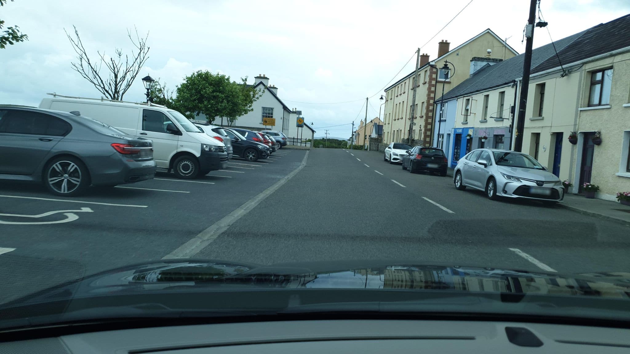 Street view near Roundstone House Hotel, Clifden — © yannakis (CC BY-SA · Mapillary)