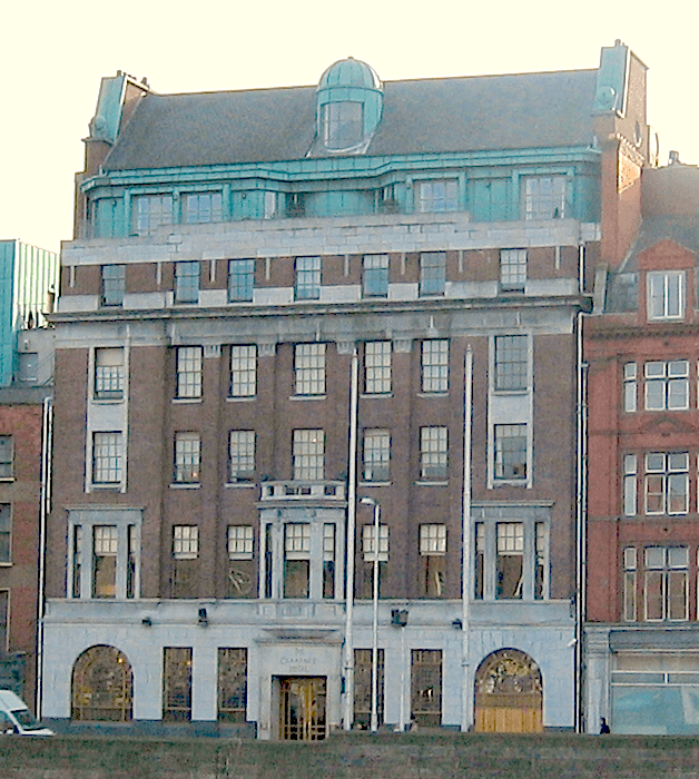 The Clarence Hotel (via Wikimedia Commons, CC BY-SA 3.0)
