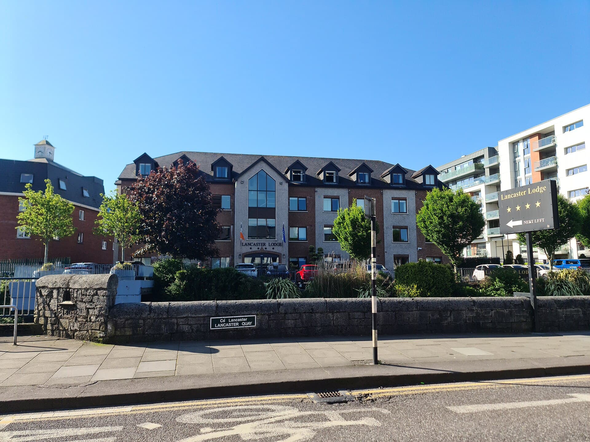 Lancaster Lodge (via Wikimedia Commons, CC BY-SA 4.0)