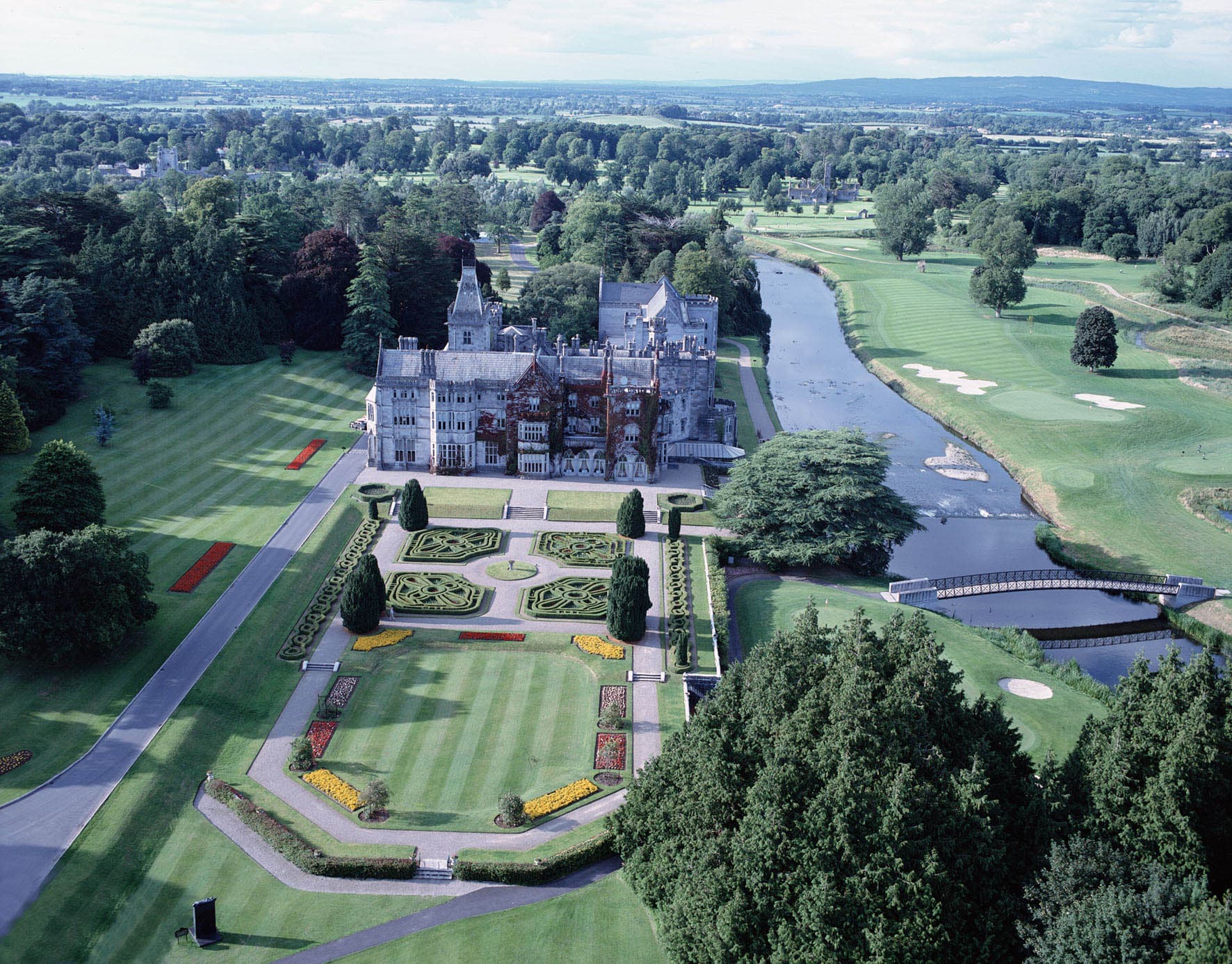 Adare Manor Hotel (via Wikimedia Commons, CC BY 2.0)