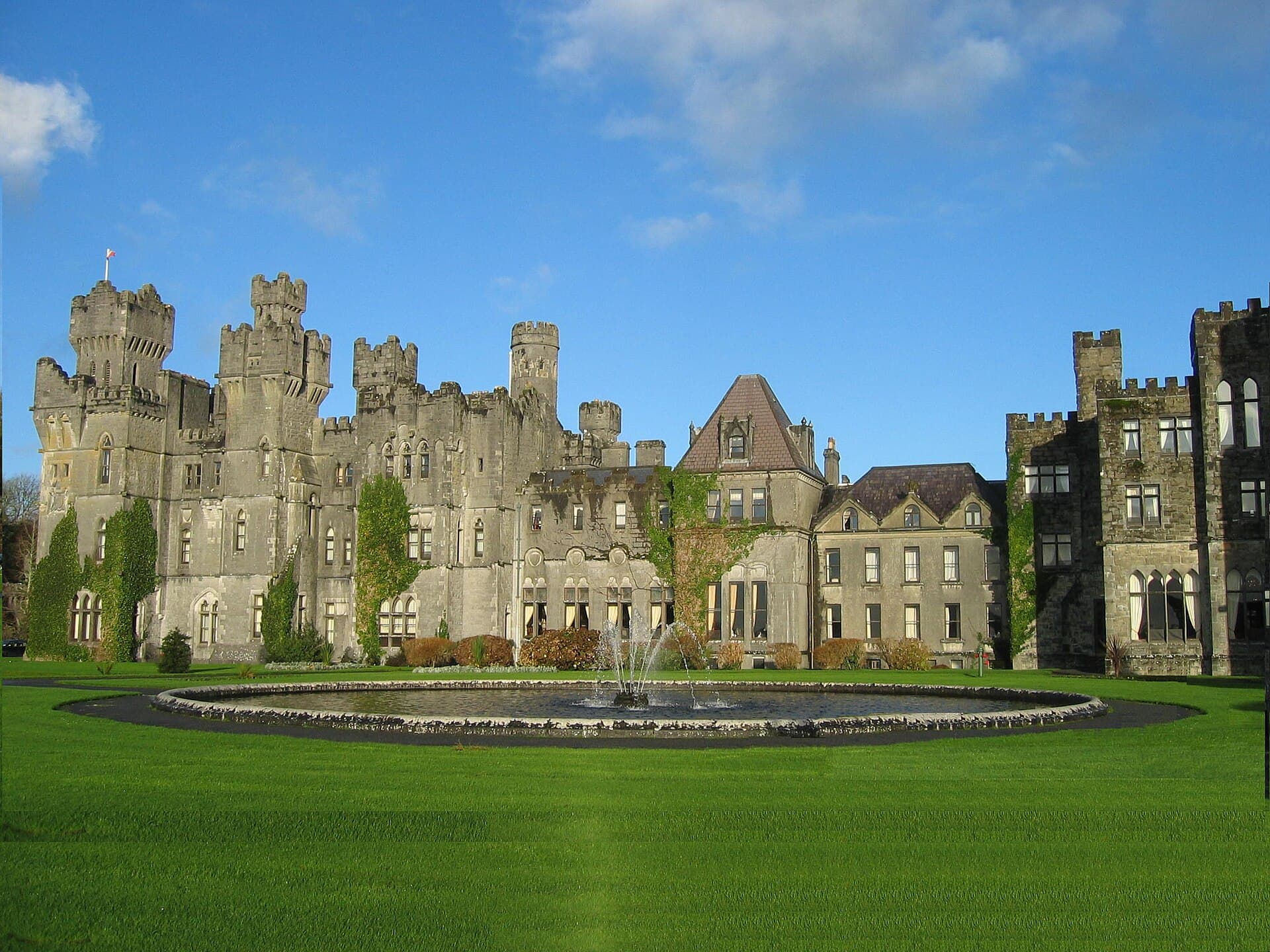 Ashford Castle (via Wikimedia Commons, CC BY-SA 3.0)
