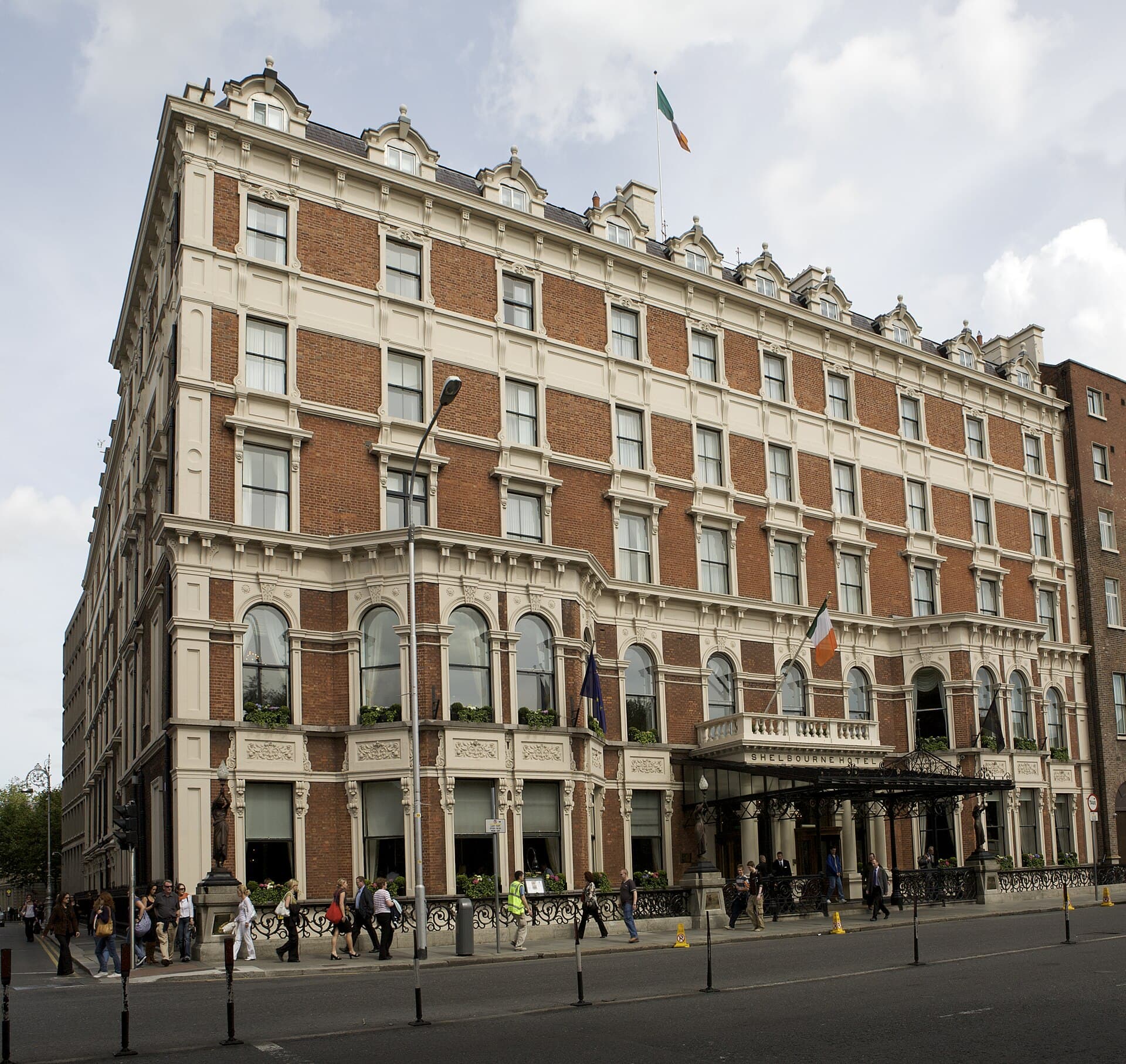 Shelbourne Hotel (via Wikimedia Commons, CC BY-SA 3.0)