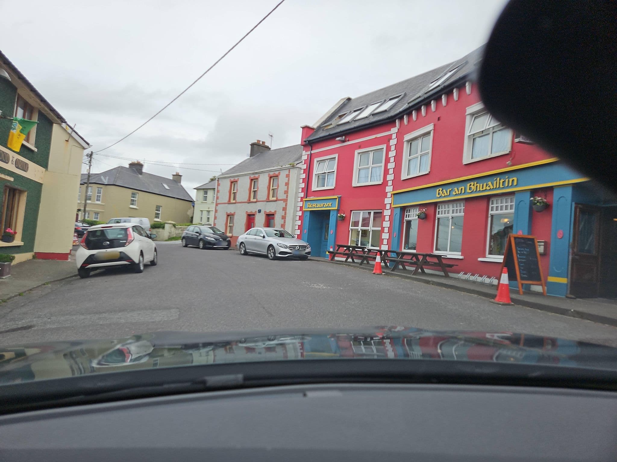 Street view near Ostán Ceann Sibéal, Dingle — © toho (CC BY-SA · Mapillary)