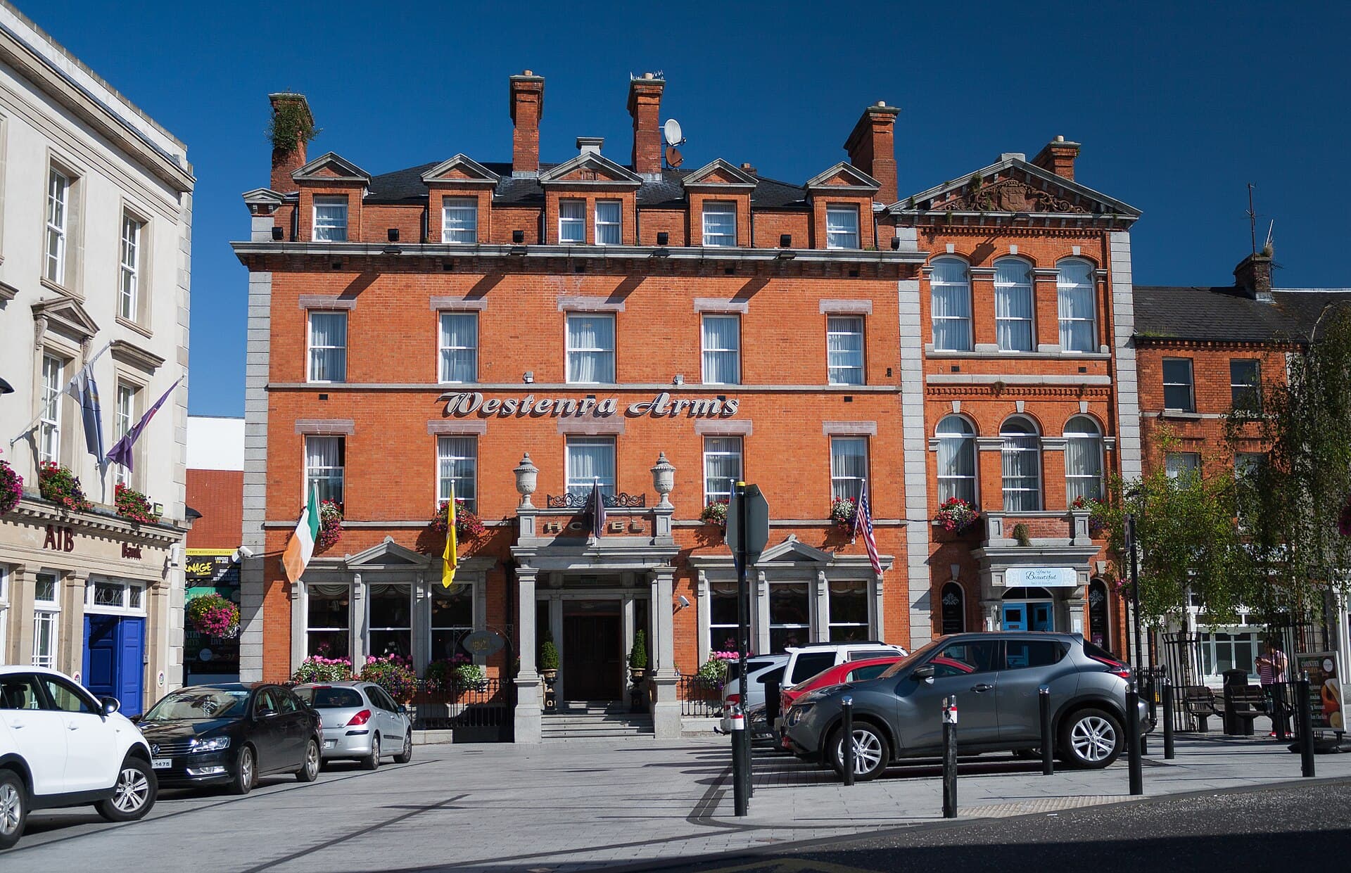 Westenra Arms Hotel (via Wikimedia Commons, CC BY-SA 4.0)