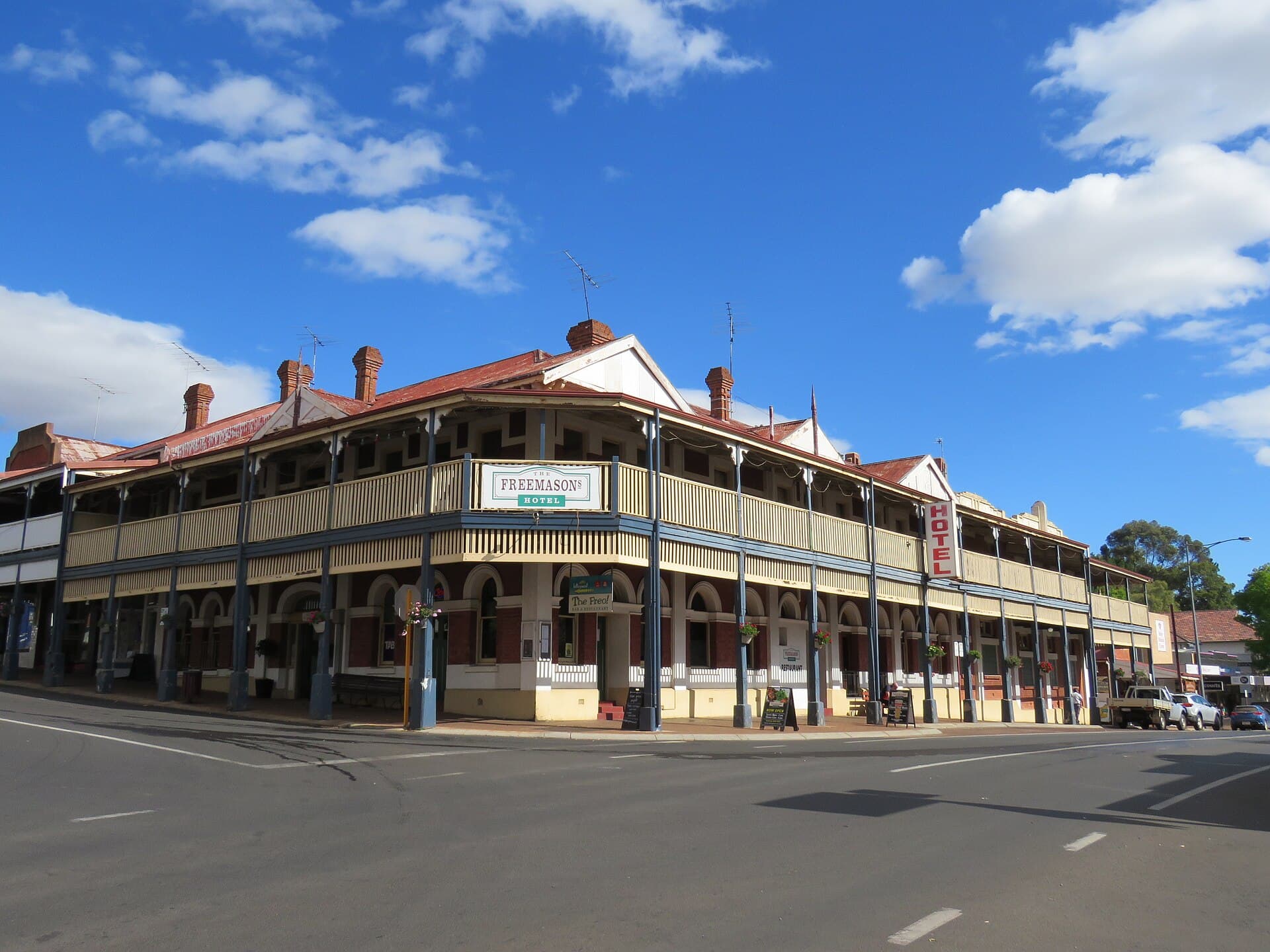Freemasons Hotel (via Wikimedia Commons, CC BY-SA 4.0)
