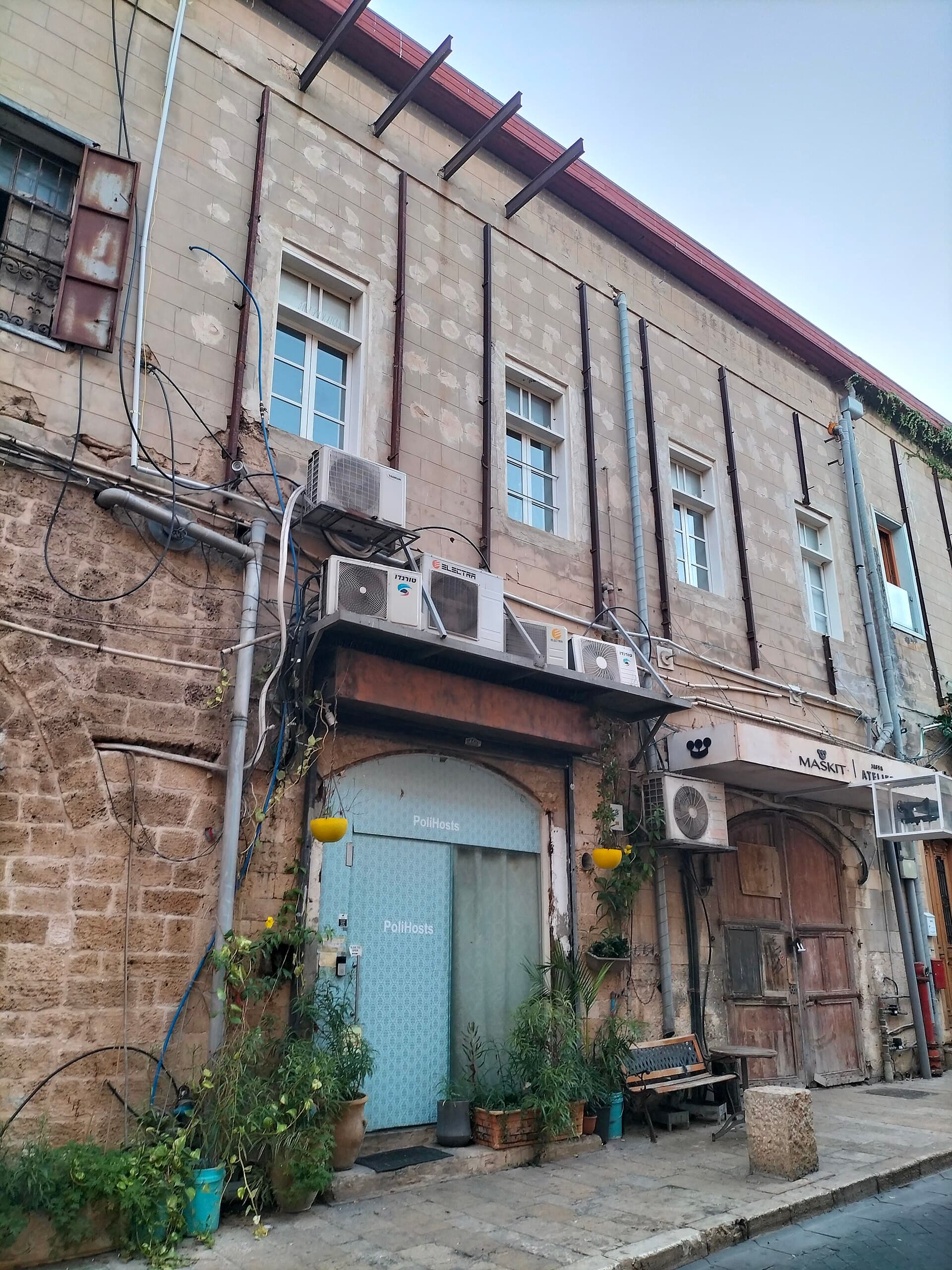 PoliHosts Old Jaffa (via Wikimedia Commons, CC BY-SA 3.0)