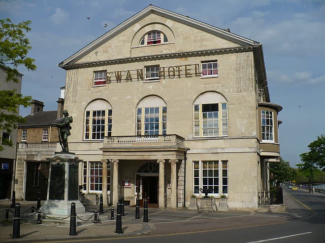 The Swan (via Wikimedia Commons, CC BY-SA 2.0)