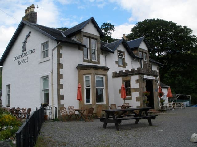 Colintraive Hotel (via Wikimedia Commons, CC BY-SA 2.0)