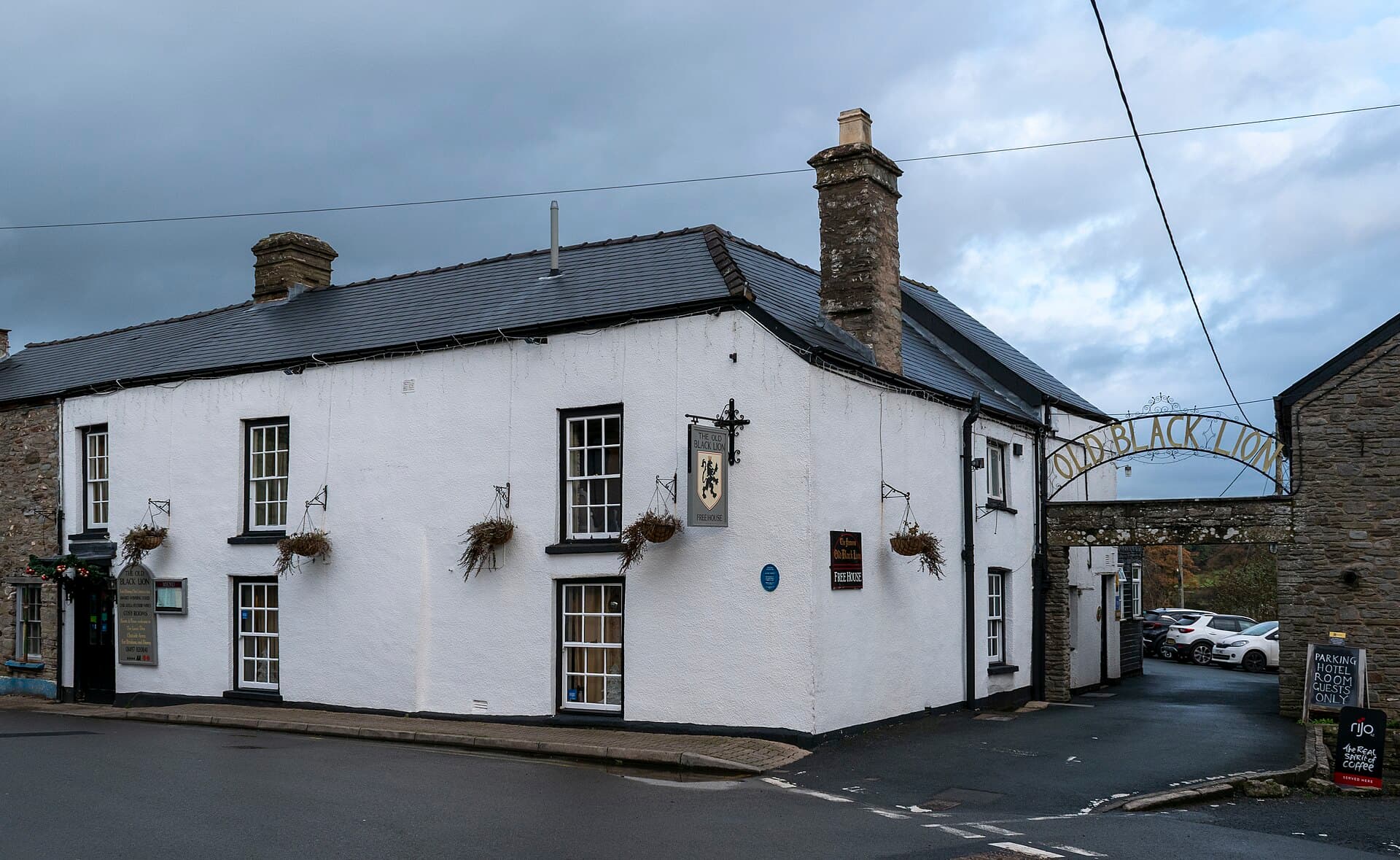 The Famous Old Black Lion (via Wikimedia Commons, CC BY-SA 4.0)
