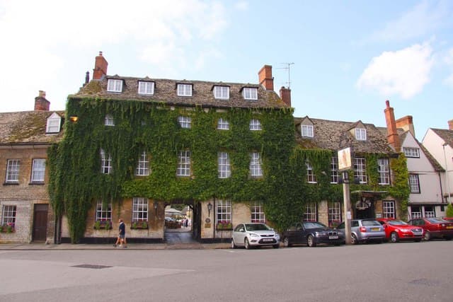 The Bear Hotel (via Wikimedia Commons, CC BY-SA 2.0)