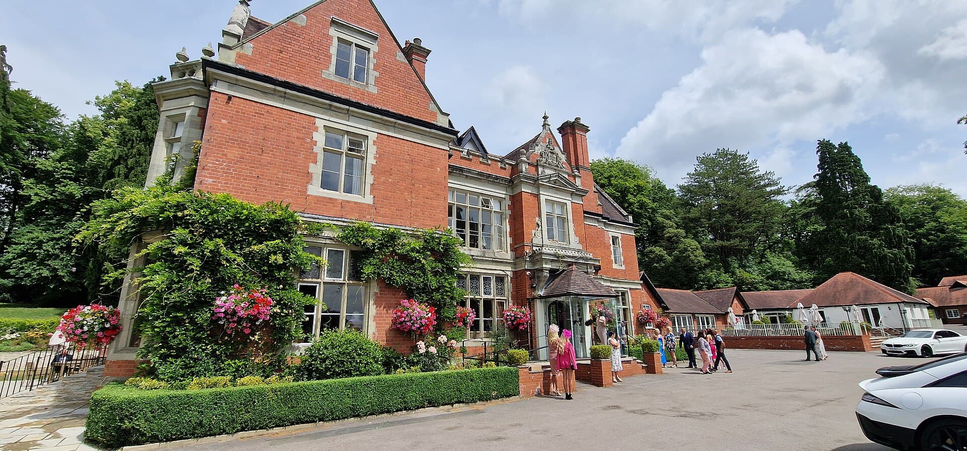 Coed y Mwstwr Hotel (via Wikimedia Commons, CC BY-SA 2.0)