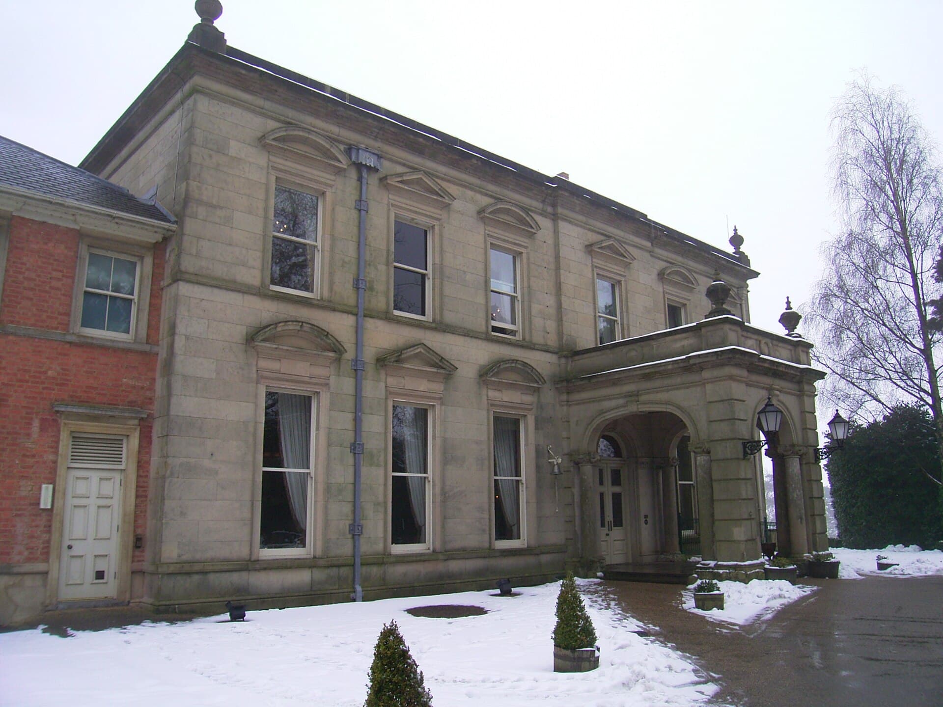 Kilworth House Hotel (via Wikimedia Commons, CC BY 2.0)