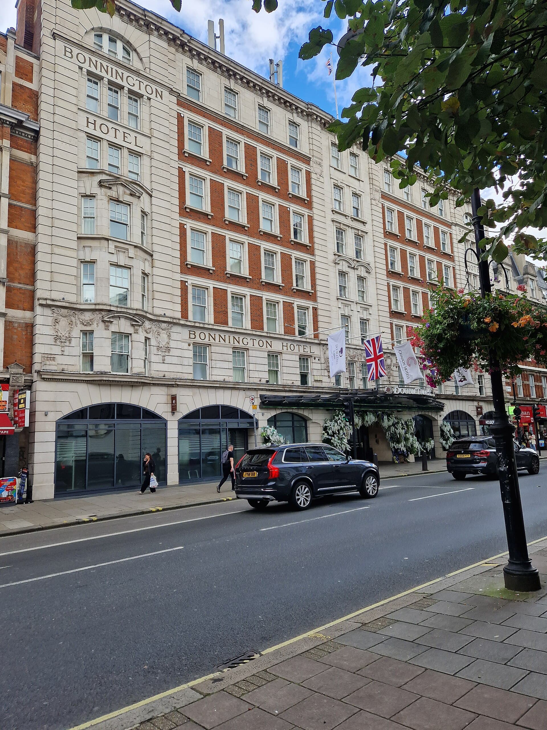 DoubleTree by Hilton Hotel London - West End (via Wikimedia Commons, CC BY-SA 4.0)