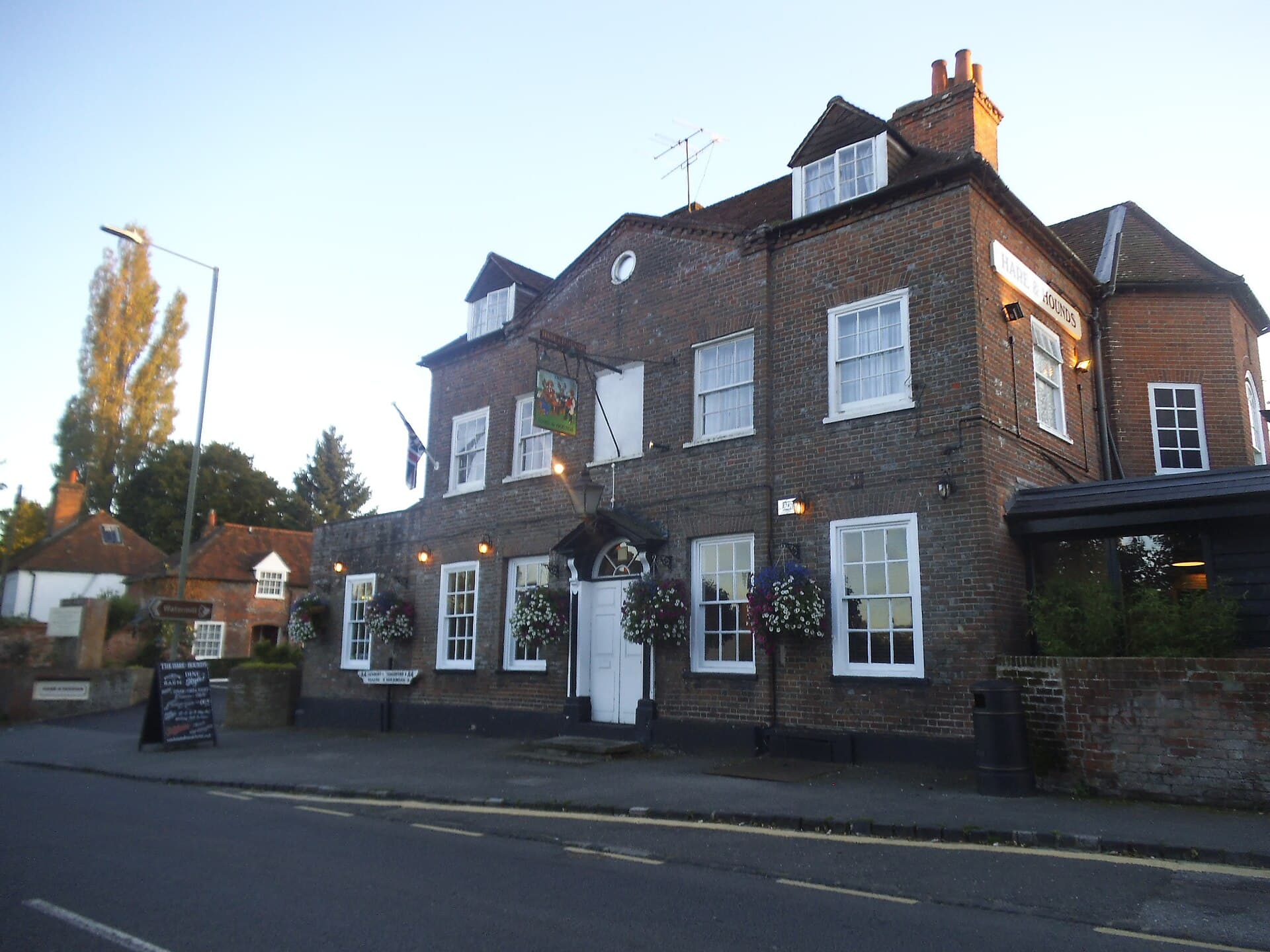The Hare & Hounds (via Wikimedia Commons, CC BY-SA 2.0)