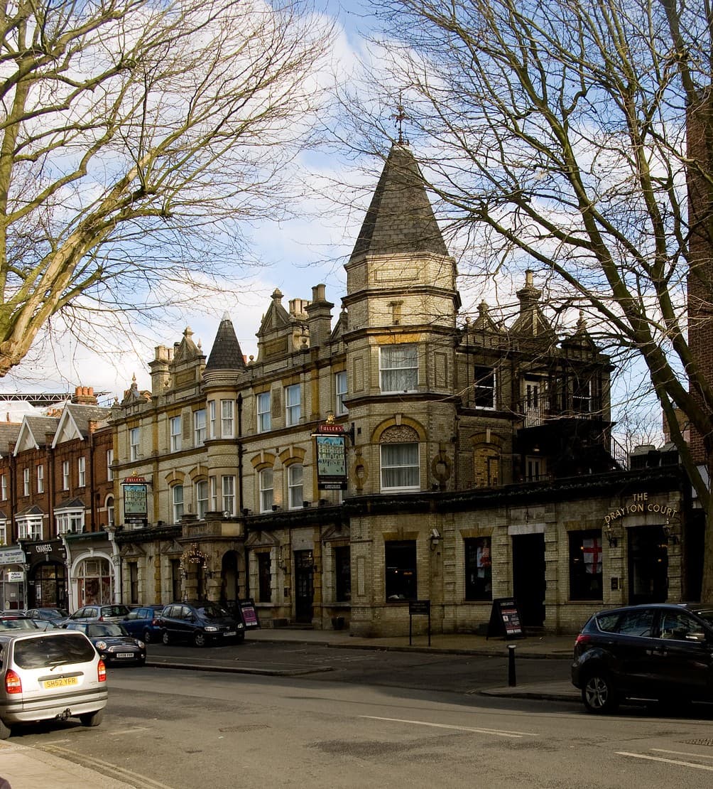 The Drayton Court Hotel (via Wikimedia Commons, CC BY-SA 2.0)