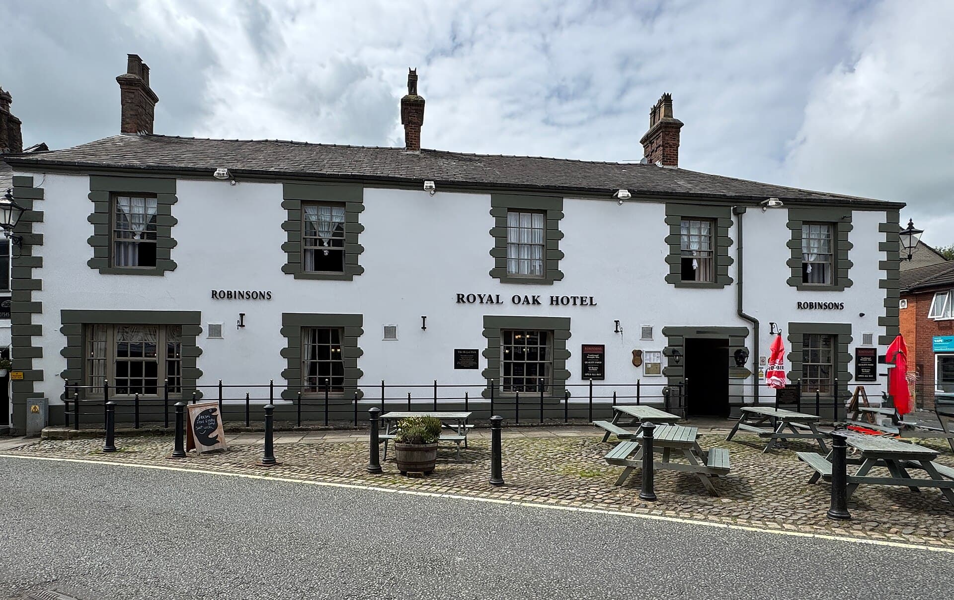 Royal Oak Hotel (via Wikimedia Commons, CC BY 4.0)