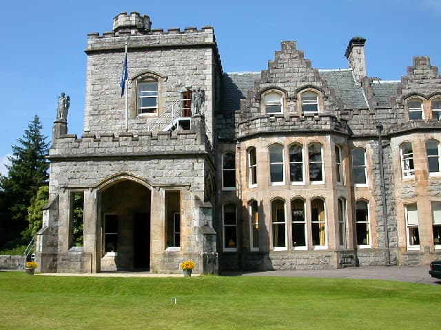 Inverlochy Castle Hotel (via Wikimedia Commons, CC BY-SA 2.0)