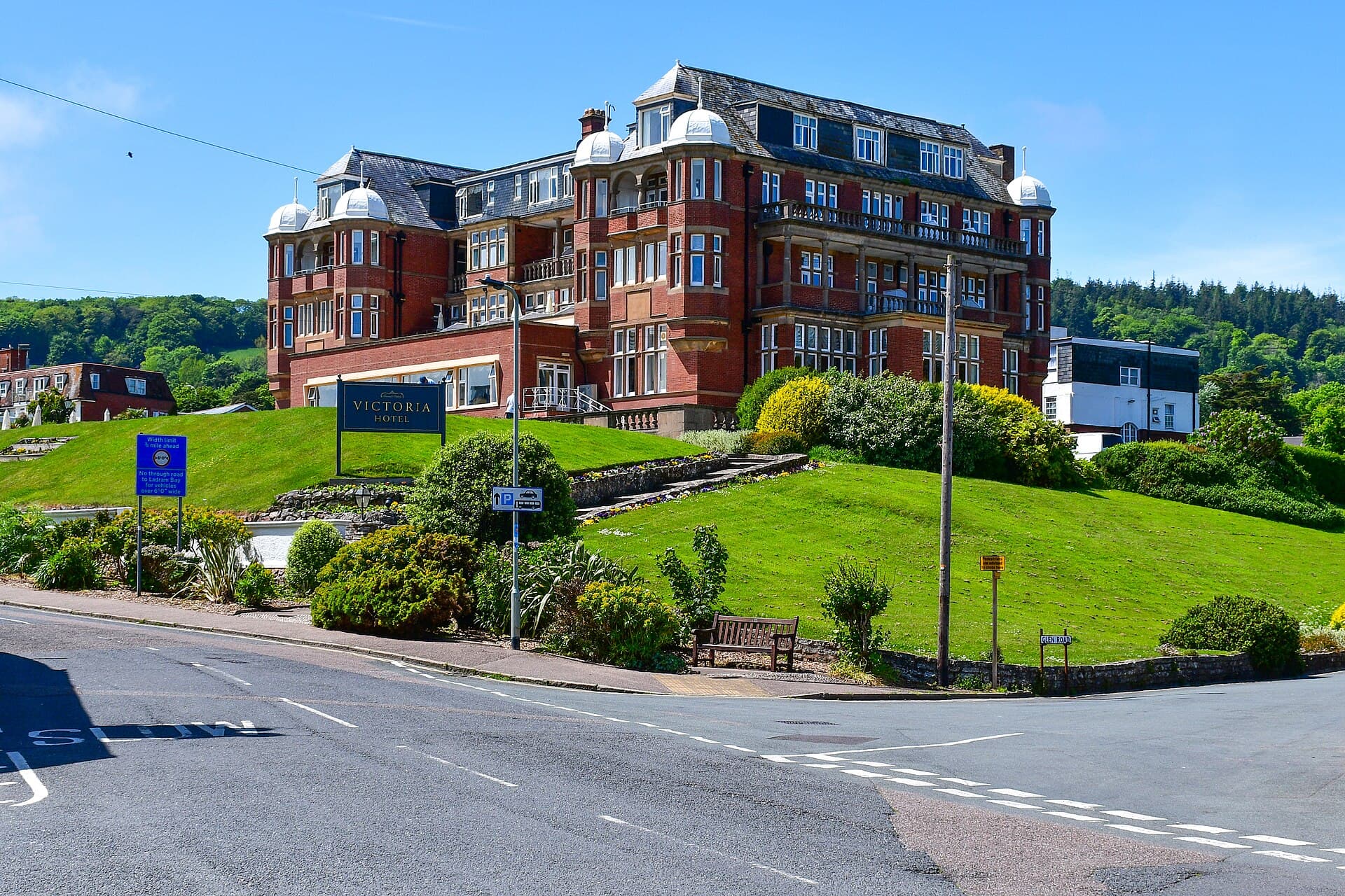 Victoria Hotel (via Wikimedia Commons, CC0)