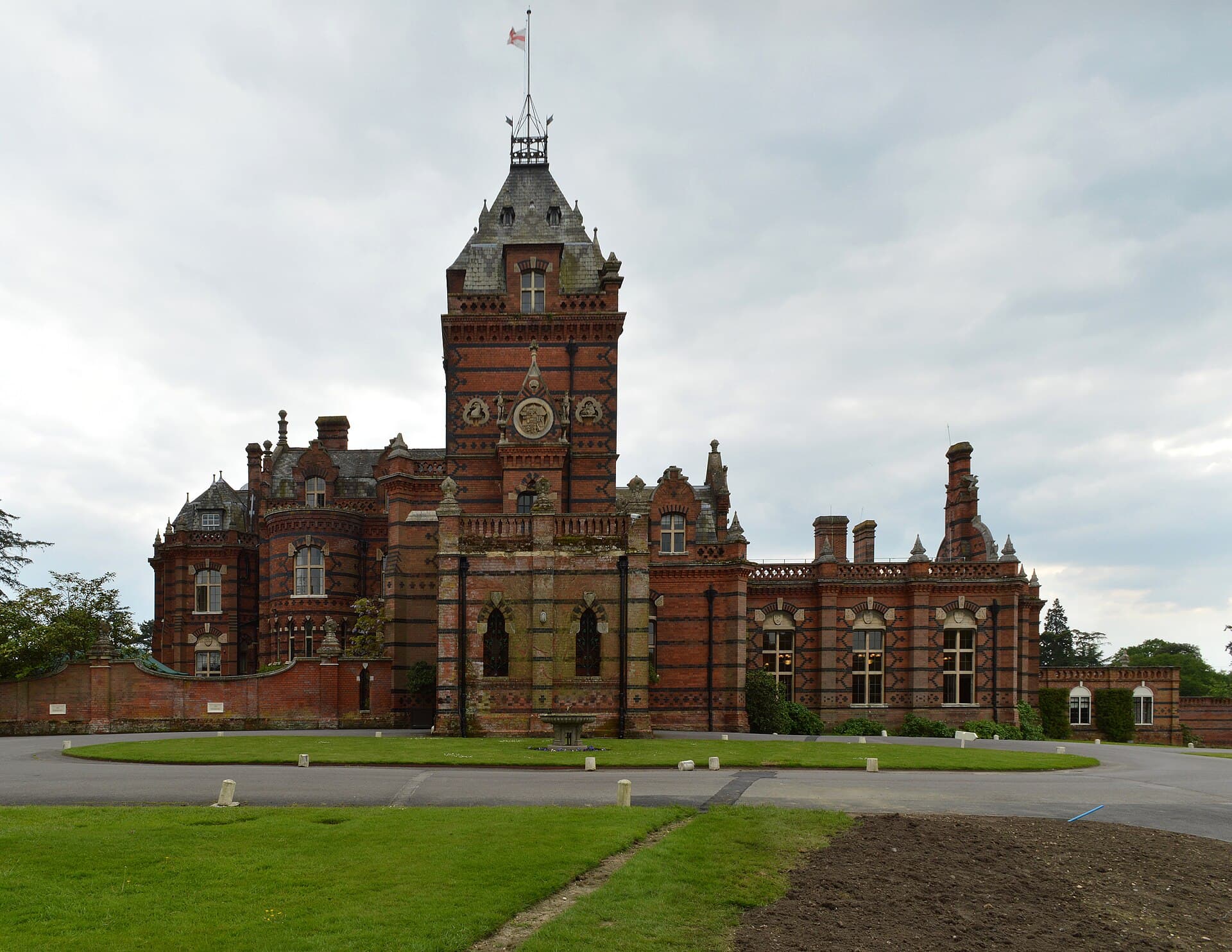 The Elvetham (via Wikimedia Commons, CC BY-SA 3.0)