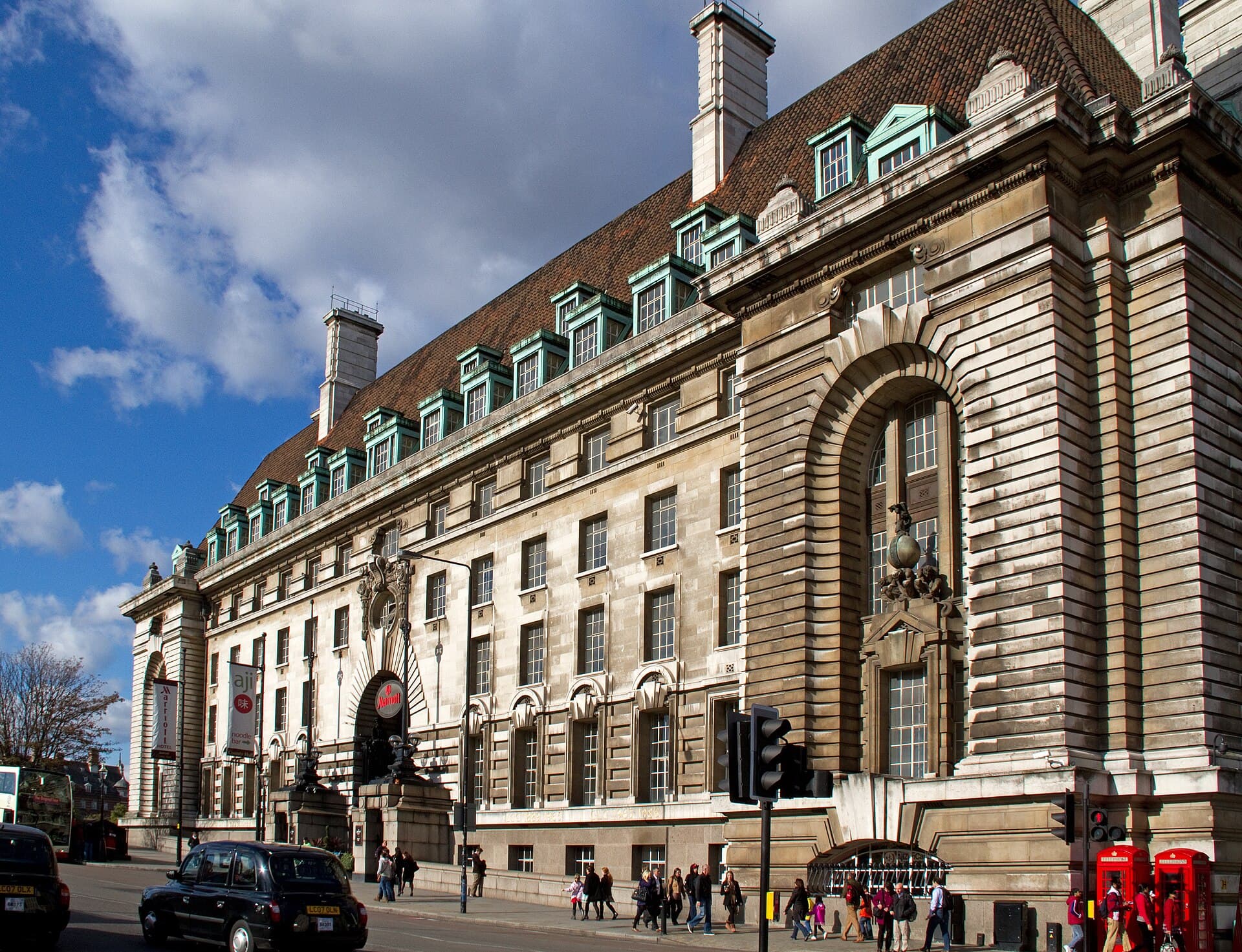 London Marriott Hotel County Hall (via Wikimedia Commons, CC BY 2.0)