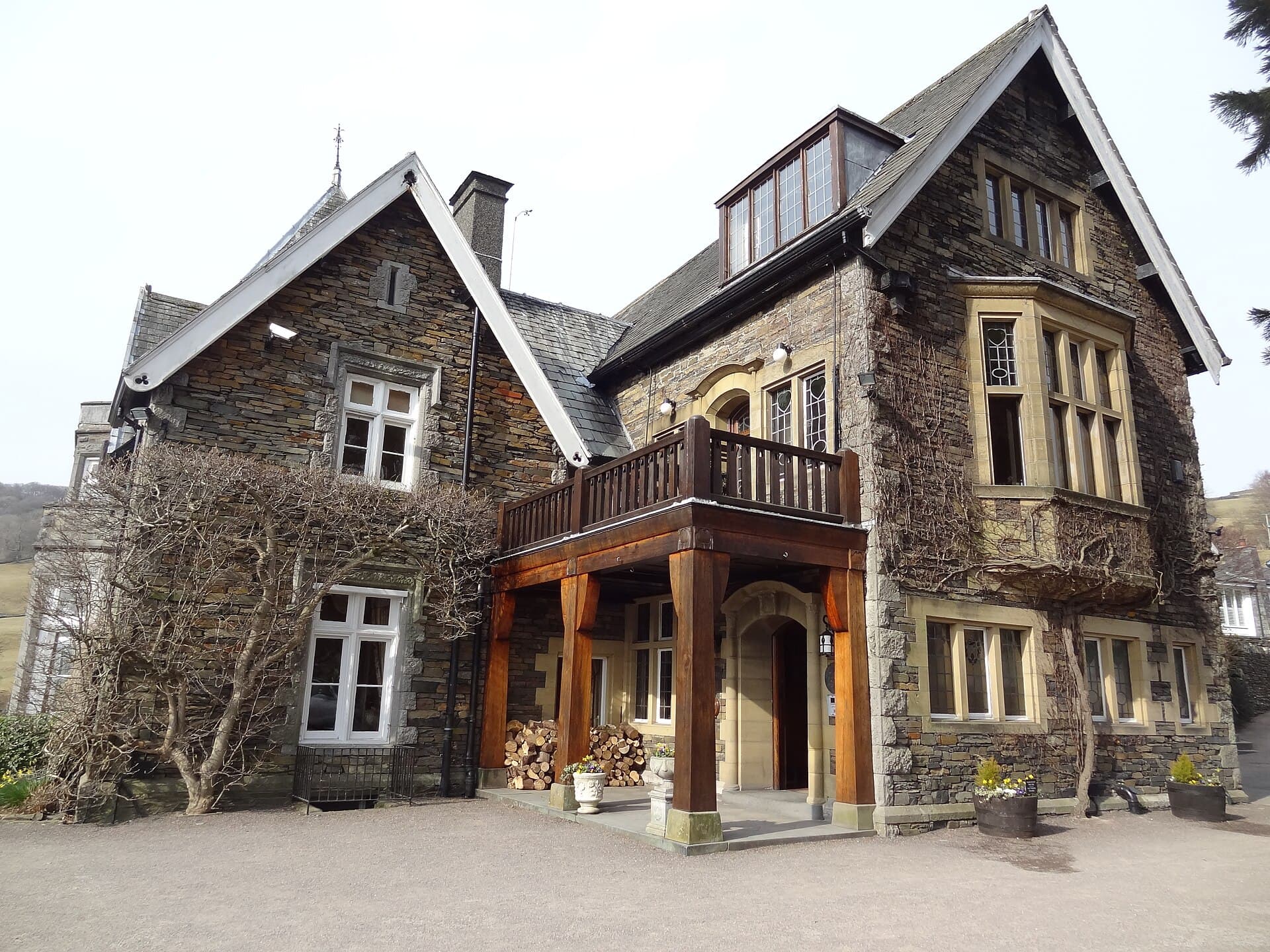 Holbeck Ghyll Country Park Hotel (via Wikimedia Commons, CC BY-SA 2.0)