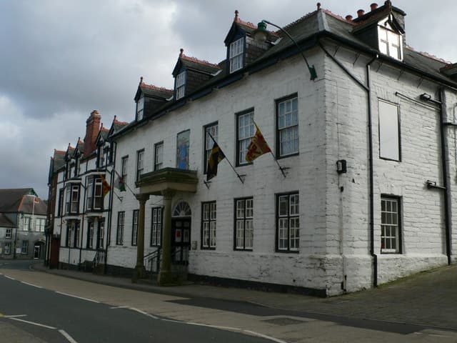 Owain Glyndwr Hotel (via Wikimedia Commons, CC BY-SA 2.0)