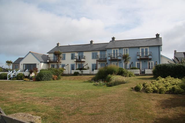 Hell Bay Hotel (via Wikimedia Commons, CC BY-SA 2.0)