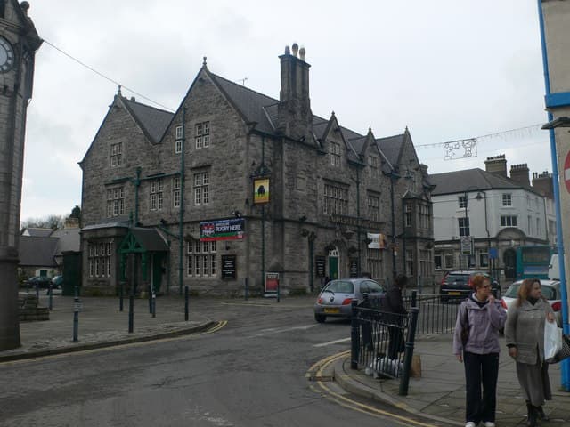 Bull Hotel (via Wikimedia Commons, CC BY-SA 2.0)