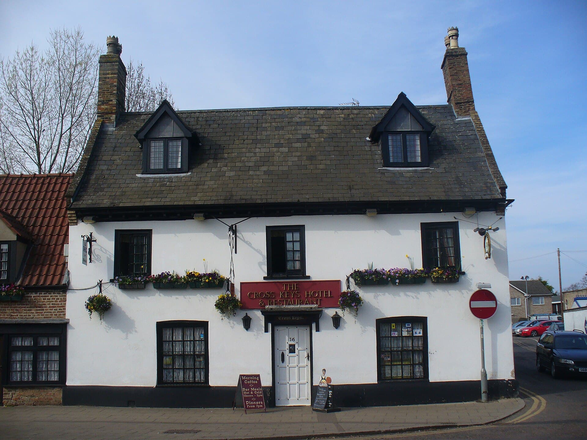 The Cross Keys Inn (via Wikimedia Commons, CC BY-SA 2.0)
