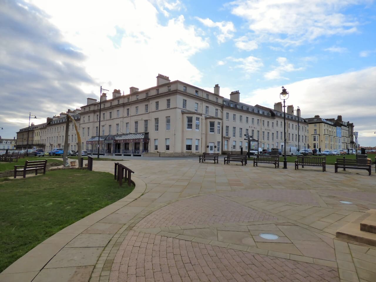 Royal Hotel (via Wikimedia Commons, CC BY-SA 2.0)
