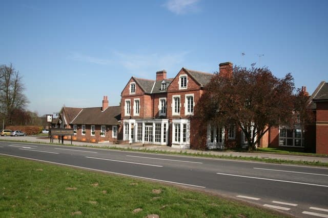 Clumber Park Hotel and Spa (via Wikimedia Commons, CC BY-SA 2.0)