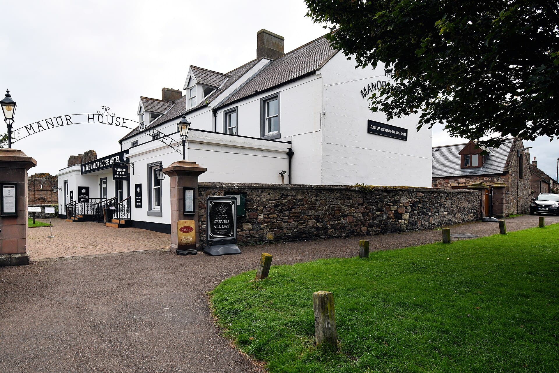 Manor House Hotel (via Wikimedia Commons, CC0)