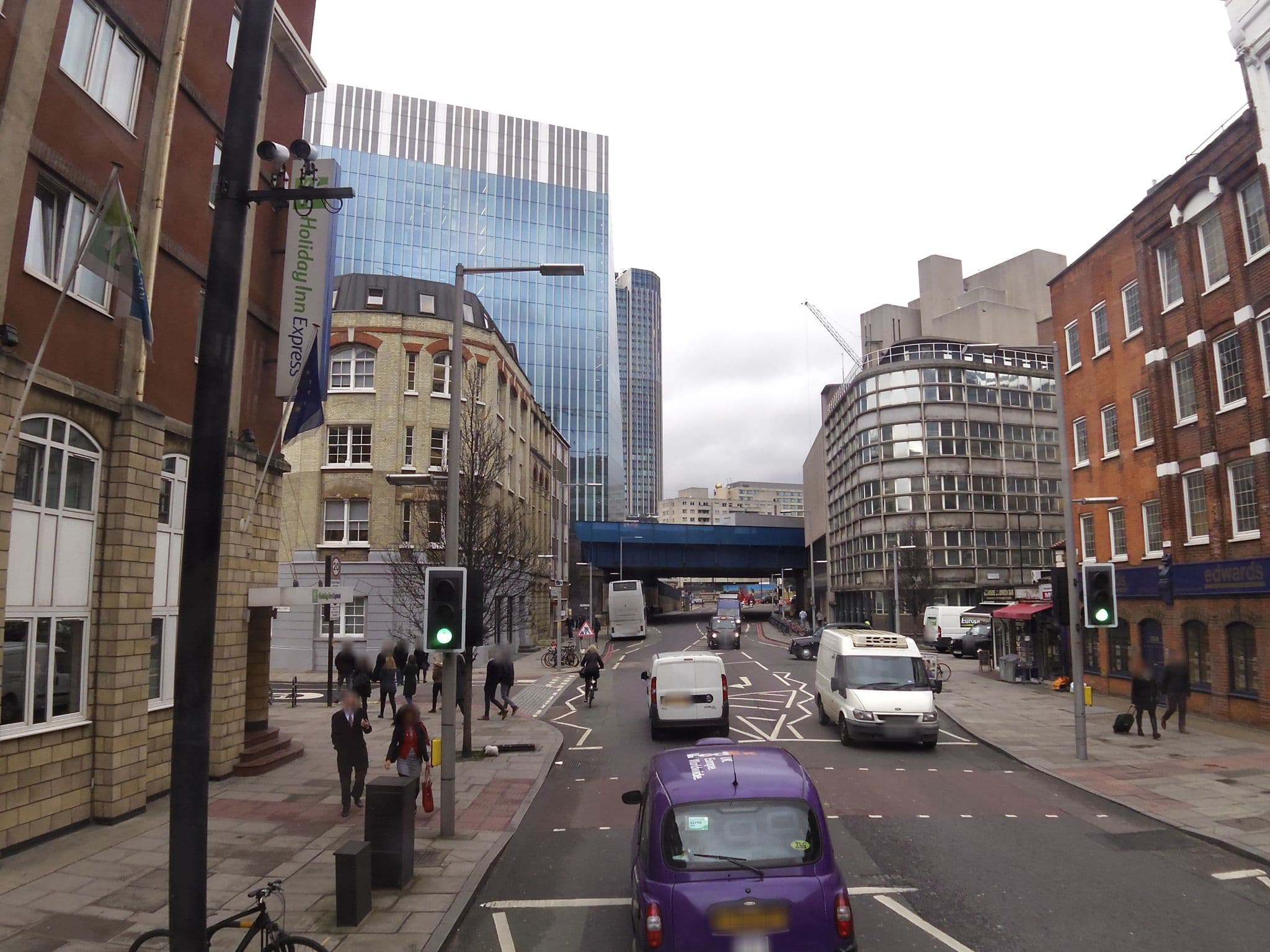Street view near Holiday Inn Express, City of London — © chuck (CC BY-SA · Mapillary)