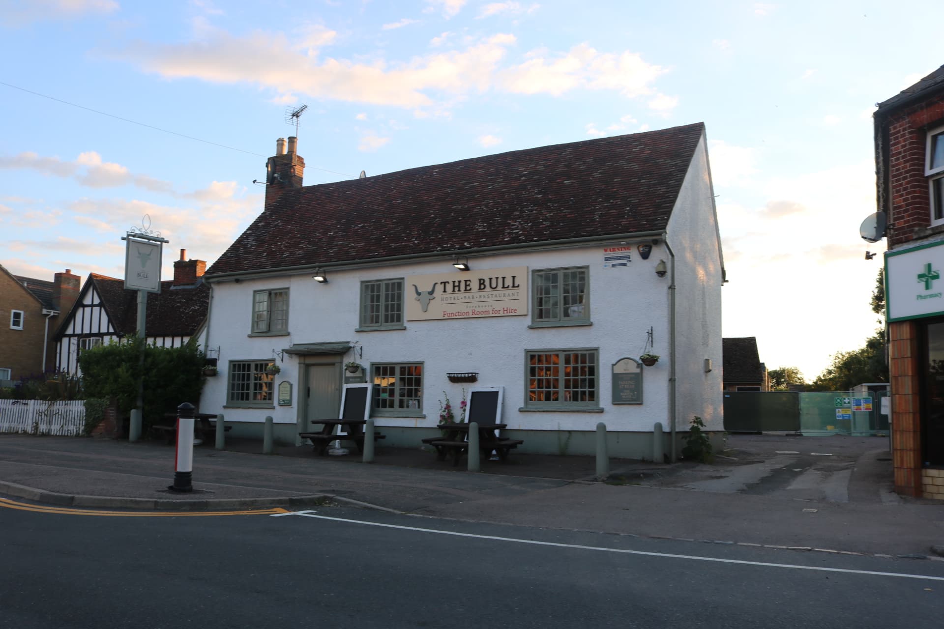 The Bull Hotel (via Wikimedia Commons, CC BY-SA 2.0)