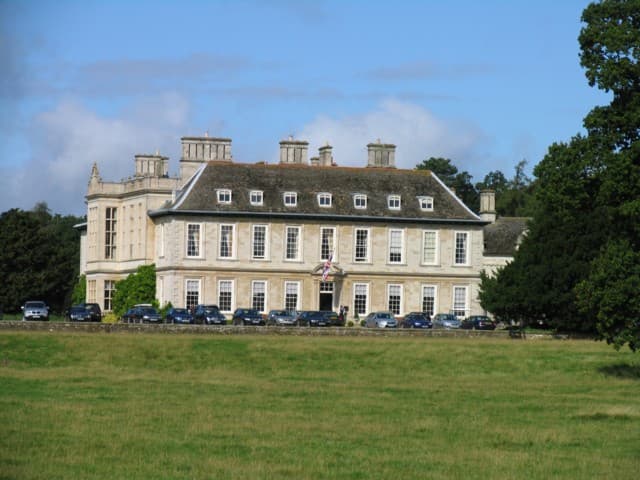 Stapleford Park Hotel (via Wikimedia Commons, CC BY-SA 2.0)