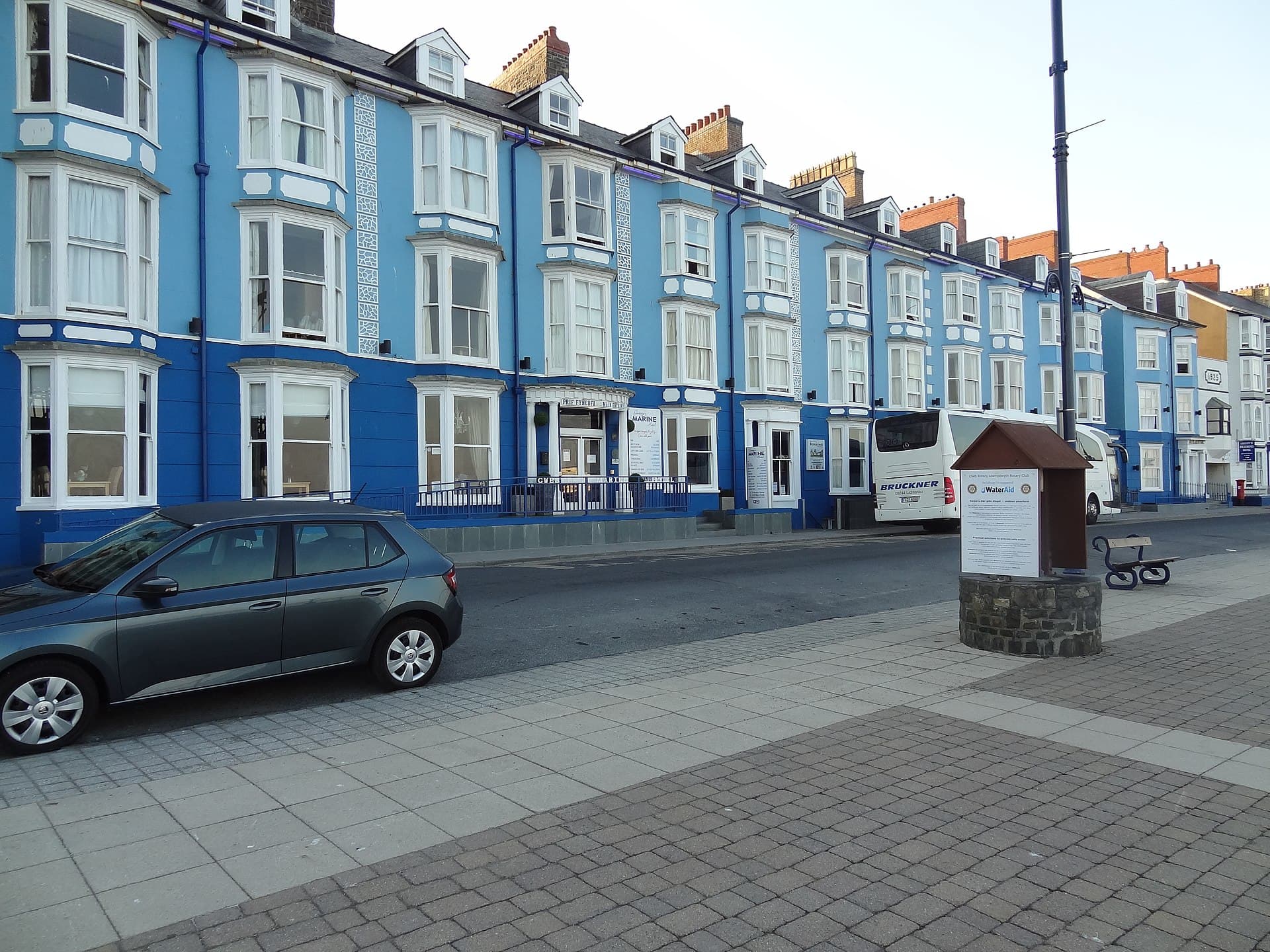 Marine Hotel (via Wikimedia Commons, CC0)